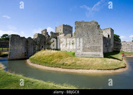 Der hauptsächlich mittelalterliche Graben und die Innenmauern, die den normannischen Bergfried umgeben, wurden selbst innerhalb der römischen Außenmauern des Schlosses Portchester in England errichtet Stockfoto