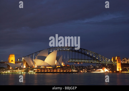 Sydney Opera House und Sydney Harbour Bridge in Sydney, New South Wales Australien Dämmerung Stockfoto