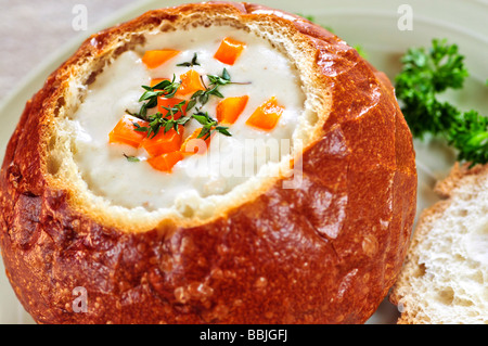 Mittagessen in Runde Brot Schüssel Suppe Stockfoto