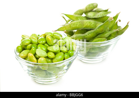 Edamame Sojabohnen geschält und mit Hülsen in Schalen Stockfoto