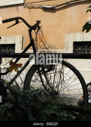 altes Fahrrad in der Straße in der Stadt Stadt verlassen Stockfoto