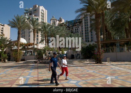 Passanten in der Seeküste Corniche in Eilat Südisrael Stockfoto