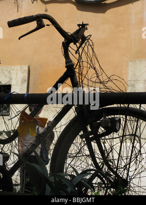 altes Fahrrad in der Straße in der Stadt Stadt verlassen Stockfoto