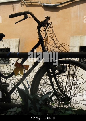 altes Fahrrad in der Straße in der Stadt Stadt verlassen Stockfoto