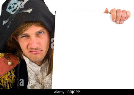 Pirat mit einem leeren Schild mit Messer im Mund Stockfoto