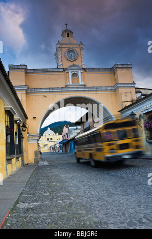 Schulbus unter den Arco de Santa Catalina Stockfoto