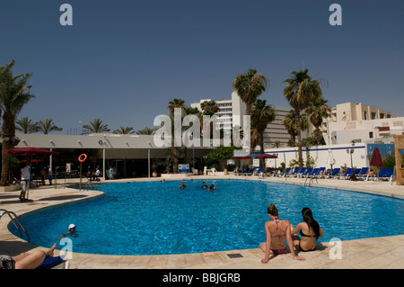 Urlauber in ein Hotel Schwimmbad in Eilat ein Resort Stadt an der nördlichen Spitze des Roten Meeres, am Golf von Aqaba. Israel Stockfoto