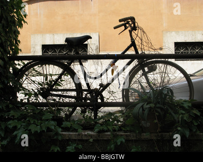 altes Fahrrad in der Straße in der Stadt Stadt verlassen Stockfoto