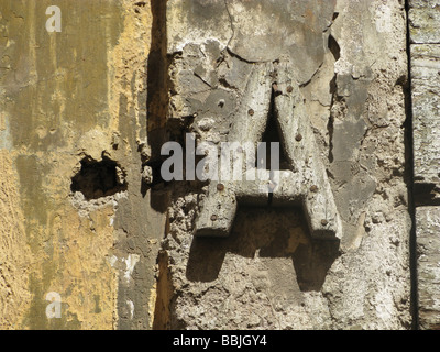 Brief einer Hausnummer an alte Holztür Front in Sonne Stockfoto