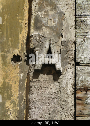 Brief einer Hausnummer an alte Holztür Front in Sonne Stockfoto
