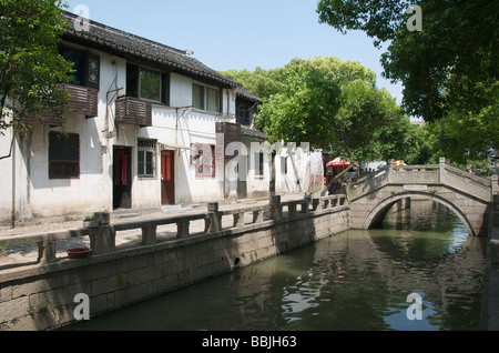 Häuser und steinerne Brücke über den Kanal an die alte Wasserstadt Tongli Jiansu China Stockfoto