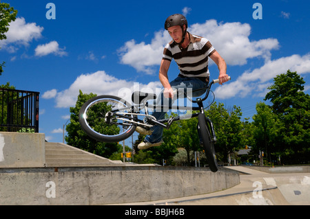 Bmx biker Fliegen über einer Schüssel tun 360 tailwhip an einer im Skate Park in Toronto Stockfoto
