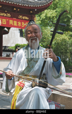 Alten bärtigen Mann spielt Erhu oder zwei saitige chinesische Violine Tongli Jiansu China Stockfoto