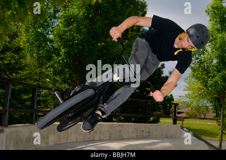 BMX-Bike-Fahrer aus einer Betonwand immer Luft in einem städtischen Skatepark Toronto fliegen Stockfoto