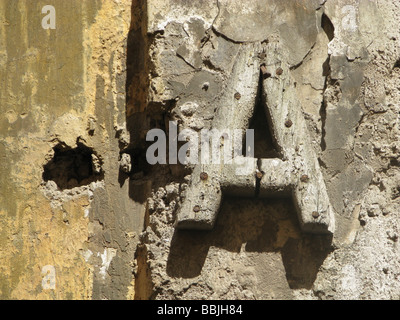Brief einer Hausnummer an alte Holztür Front in Sonne Stockfoto