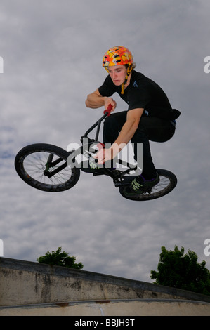 Fratzenhaft BMX Bike rider Segelfliegen in der Luft eine Luft heraus tun Tischplatte aus einer Betonwand Toronto Kanada bewegen Stockfoto