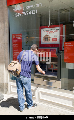 Ein Mann immer Geld aus einem n Abtei Cashpoint, Sidney Street, Cambridge, UK Stockfoto