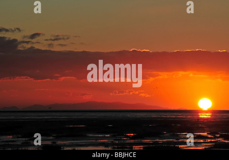 Abendrot ab der Küste von North Wales: eine Winter-Blick vom Strand in Lytham, in der Nähe von Blackpool, Vereinigtes Königreich Stockfoto