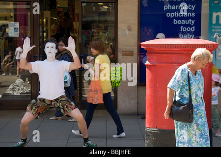 Ein Pantomime ignoriert auf Sidney Street, Cambridge, UK Stockfoto