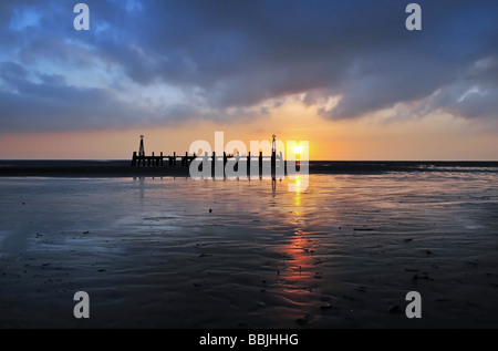 Abendrot über den Sand, Blick auf den alten Dampfer Pier am St.Anne, in der Nähe von Blackpool, Vereinigtes Königreich Stockfoto