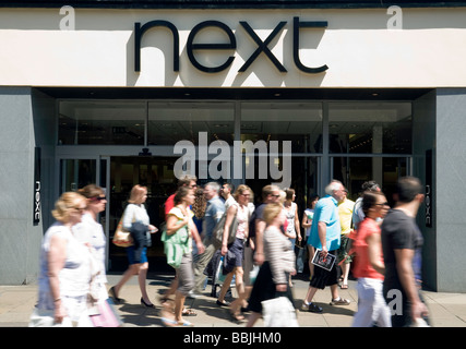 Menschen vor dem nächsten Laden, Sidney Street, Cambridge, UK Stockfoto