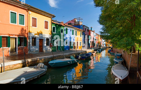 Panoramablick über die Stadt und den bunt bemalten Häusern und Kanälen in Burano, Venedig, Italien, Europa Stockfoto