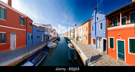 Panoramablick über die Stadt und den bunt bemalten Häusern und Kanälen in Burano, Venedig, Italien, Europa Stockfoto