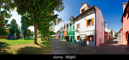 Panoramablick über die Stadt mit bunt bemalten Häusern von Burano, Venedig, Italien, Europa Stockfoto