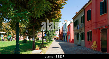 Panoramablick über die Stadt mit bunt bemalten Häusern von Burano, Venedig, Italien, Europa Stockfoto