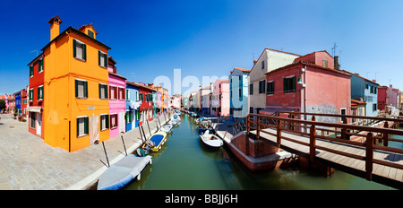 Panoramablick über die Stadt mit bunt bemalten Häuser und Grachten von Burano, Venedig, Italien, Europa Stockfoto