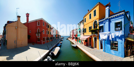 Panoramablick über die Stadt mit bunt bemalten Häuser und Grachten von Burano, Venedig, Italien, Europa Stockfoto