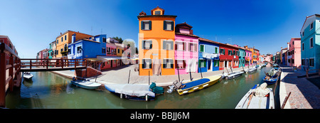 Panoramablick über die Stadt mit bunt bemalten Häuser und Grachten von Burano, Venedig, Italien, Europa Stockfoto