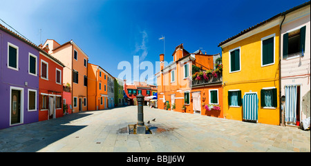 Panoramablick über die Stadt mit bunt bemalten Häusern von Burano, Venedig, Italien, Europa Stockfoto