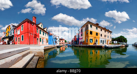 Panoramablick über die Stadt mit bunt bemalten Häuser und Grachten von Burano, Venedig, Italien, Europa Stockfoto