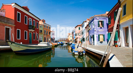 Panoramablick über die Stadt mit bunt bemalten Häuser und Grachten von Burano, Venedig, Italien, Europa Stockfoto