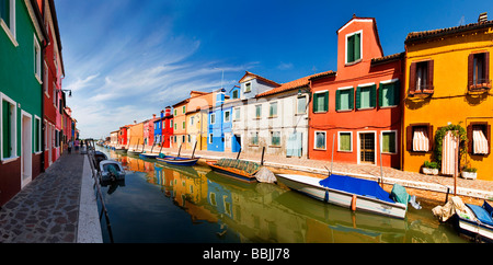 Panoramablick über die Stadt und den bunt bemalten Häusern und Kanälen in Burano, Venedig, Italien, Europa Stockfoto