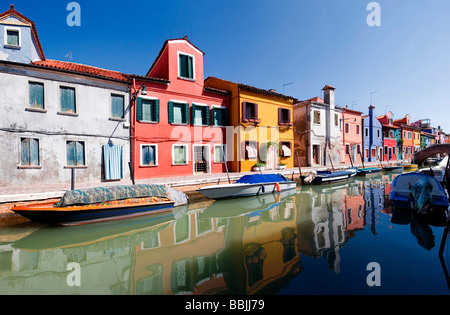 Panoramablick über die Stadt und den bunt bemalten Häusern und Kanälen in Burano, Venedig, Italien, Europa Stockfoto