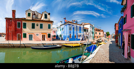 Panoramablick über die Stadt und den bunt bemalten Häusern und Kanälen in Burano, Venedig, Italien, Europa Stockfoto