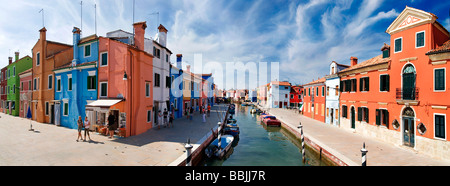 Panoramablick über die Stadt und den bunt bemalten Häusern und Kanälen in Burano, Venedig, Italien, Europa Stockfoto