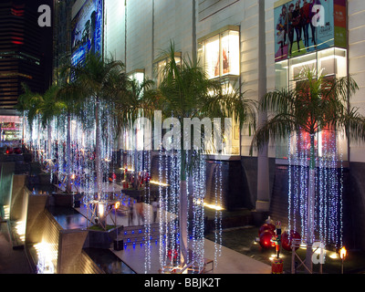 Wie von Zauberhand beleuchtet Palm bewaldeten Gehweg an der Siam Paragon Shopping Mall, Siam Square, Bangkok, Thailand. Stockfoto