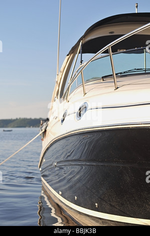 Großes Boot am Fluss. Stockfoto