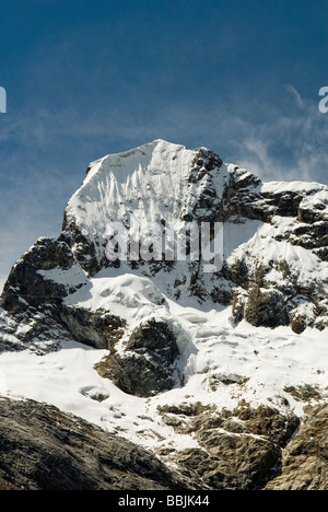 Südwesten Gesicht der Churup Oeste (West) 5,493 m, vom Laguna Churup 4.450 m gesehen. Berg in Peru. Cordillera Blanca Mountain Range Stockfoto