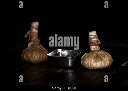 Kräuter-Taschen oder Kischi verwendet für Ayurveda Massage, Ayurveda-Behandlung, Kerala Indien Stockfoto