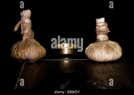 Kräuter-Taschen oder Kischi verwendet für Ayurveda Massage, Ayurveda-Behandlung, Kerala Indien Stockfoto