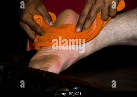 Junger Mann erhält eine Ayurveda-Kur, ayurvedische massage Behandlung Kerala Indien Stockfoto
