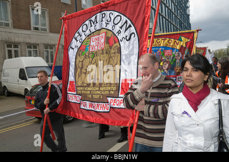 Demonstranten mit Spruchbändern in London März & Rally auf Workers Memorial Day, April 28 Stockfoto