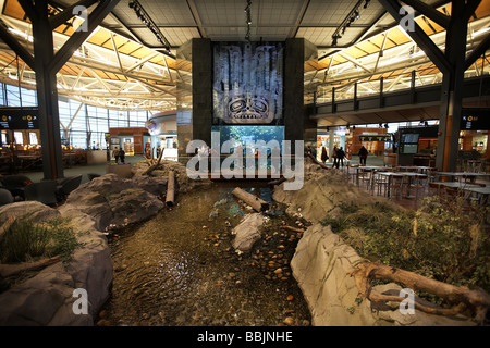 Aquarium und Stream-Funktion in der Abfahrt terminal internationale Flughafen Vancouver British Columbia Kanada Stockfoto