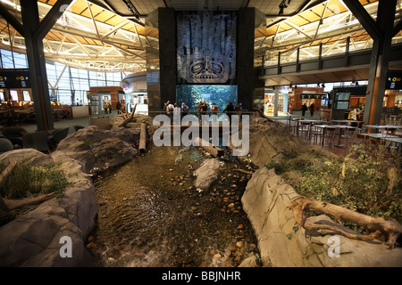 Aquarium und Stream-Funktion in der Abfahrt terminal internationale Flughafen Vancouver British Columbia Kanada Stockfoto