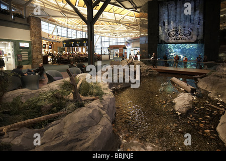 Aquarium und Stream-Funktion in der Abfahrt terminal internationale Flughafen Vancouver British Columbia Kanada Stockfoto