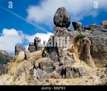 Ausgewogene Felsen in eine bizarre surreale Felsformation in der nationalen Reserve Parque Natural da Serra da Estrela Guarda in Portugal Stockfoto